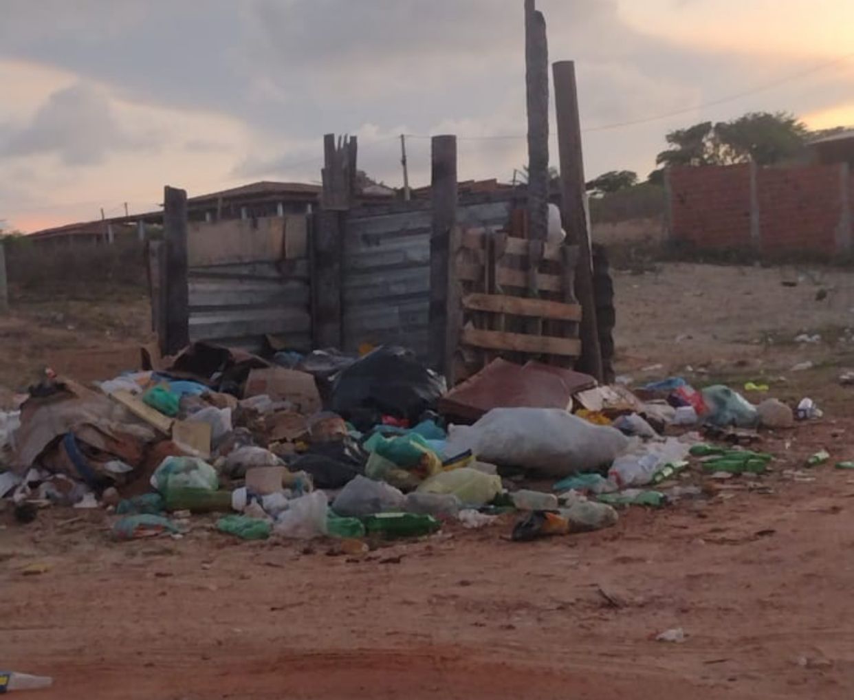 Porto do Mangue: Aumento de Recursos Não Evita Problemas com Acúmulo de Lixo