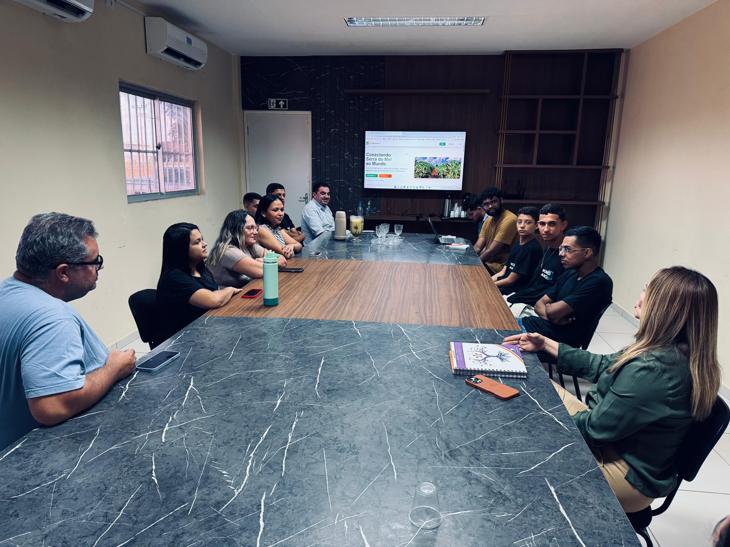 Alunos da escola municipal Vila Ceará apresentam projeto inovador na Prefeitura de Serra do Mel