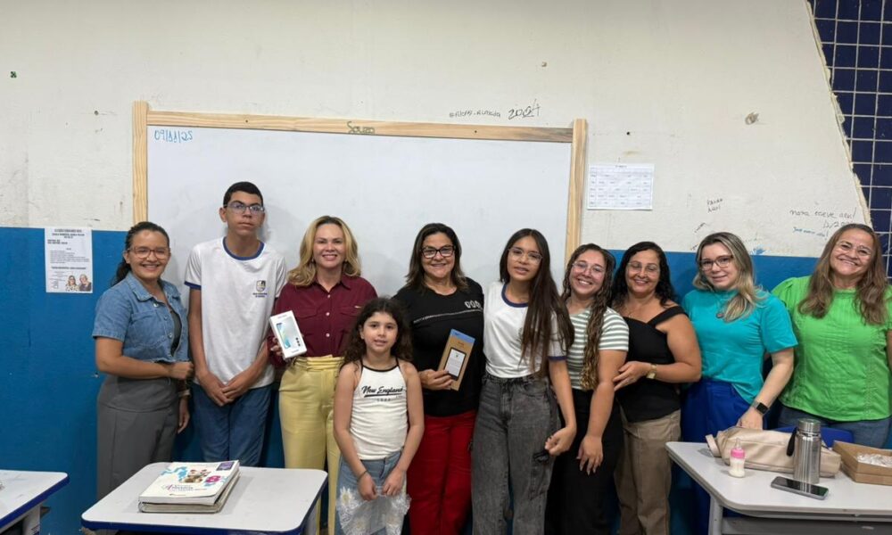 Secretária de Educação entrega premiação a alunos destaque nas Olimpíadas da Língua Inglesa