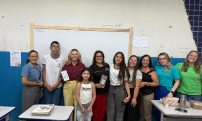 Secretária de Educação entrega premiação a alunos destaque nas Olimpíadas da Língua Inglesa