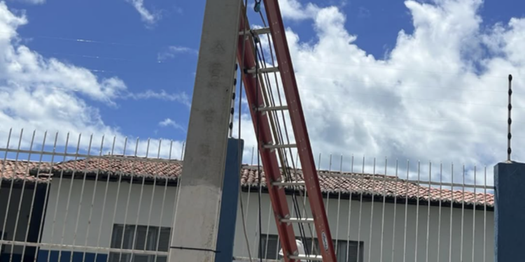 PREFEITURA NO ESCURO: ESCOLA MUNICIPAL TEM ENERGIA CORTADA E CAOS DA GESTÃO EM PORTO DO MANGUE REVOLTA POPULAÇÃO