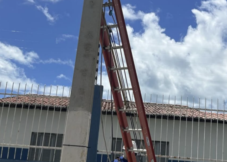 PREFEITURA NO ESCURO: ESCOLA MUNICIPAL TEM ENERGIA CORTADA E CAOS DA GESTÃO EM PORTO DO MANGUE REVOLTA POPULAÇÃO